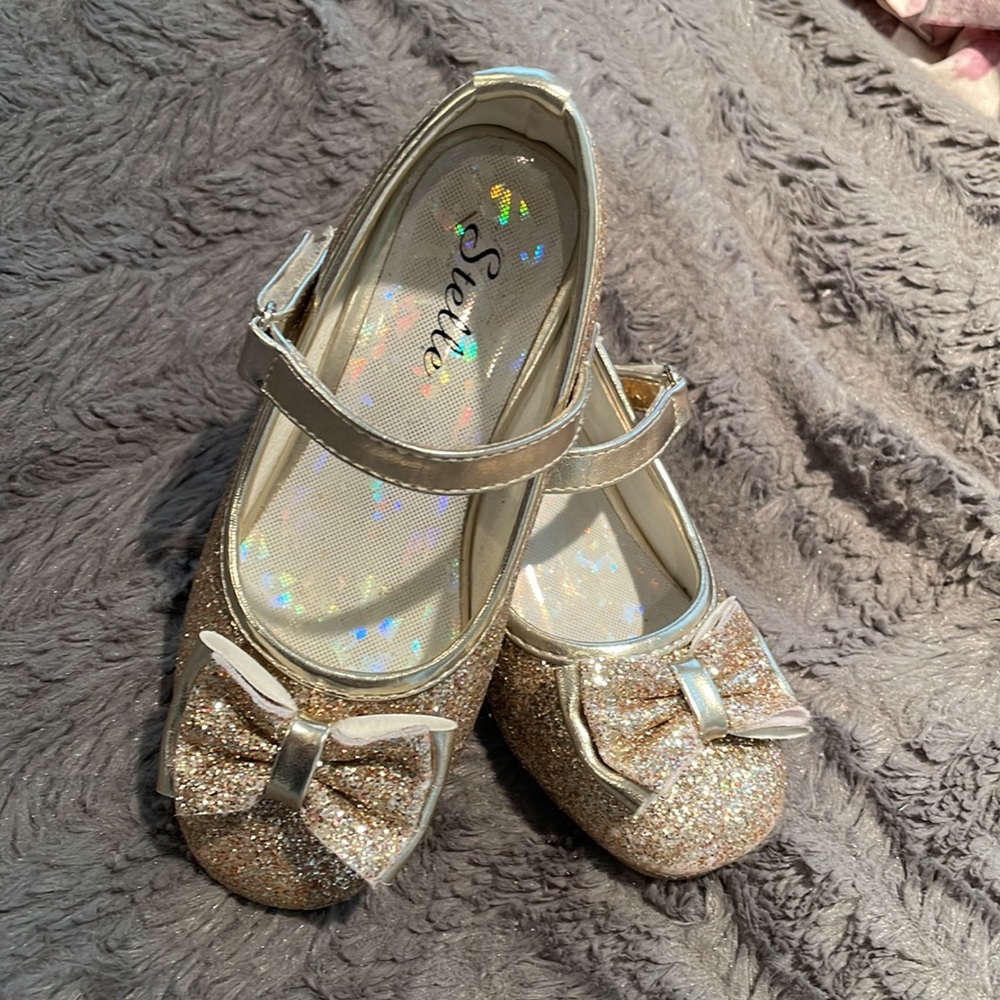 LITTLE GIRLS “STELLE” GLITTER SHOE in GOLD, Size 9